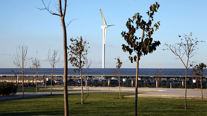 Gediz Üniversitesi Rüzgar ve Güneşten Aynı Anda Elektrik Üreten Hibrit Santralini Hizmete Aldı